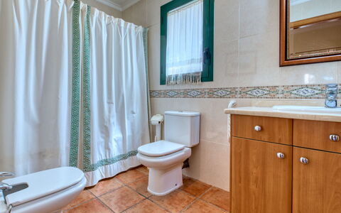 Jardines del Mar: Badkamer, Kamer, Eigendom, Badkamerkast, Verdieping, Gordijn, Tegel, Badkamer Accessoire, Interieur Ontwerp, Kraan