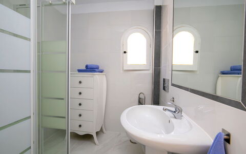 Richelieu: Flooring, Muur, Verdieping, Interieur Ontwerp, Loodgieterswerkinrichting, Kamer, Meubilair, Verlichting, Huis, Badkamer