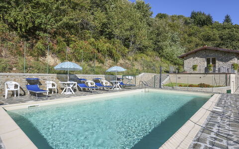 Castelnuovo di Garfagnana 648: Water, Gebouw, Zwembad, Lucht, Fabriek, Stoel, Boom, Zwemwater, Huis, Buitenmeubels