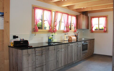 Alphaus Hasler: Countertop, Cabinetry, Eigendom, Venster, Keuken, Gebouw, Hout, Interieur Ontwerp, Kraan, Huis
