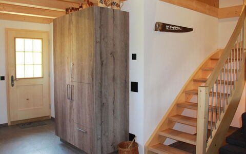Alphaus Hasler: Gebouw, Deur, Hout, Trap, Venster, Beits, Flooring, Verdieping, Huis