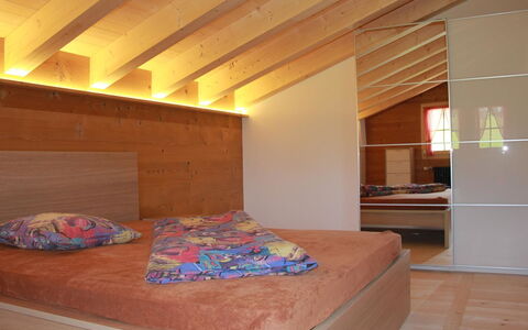 Alphaus Hasler: Eigendom, Meubilair, Comfort, Hout, Interieur Ontwerp, Architectuur, Verdieping, Flooring, Muur, Beits