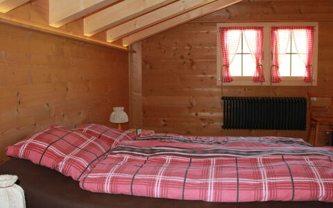 Alphaus Hasler: Gebouw, Venster, Comfort, Hout, Textiel, Interieur Ontwerp, Schaduw, Bed Frame, Verdieping, Flooring