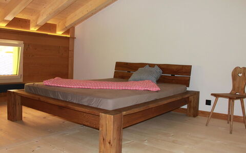 Alphaus Hasler: Meubilair, Gebouw, Comfort, Hout, Bed Frame, Bed, Verdieping, Schaduw, Flooring, Rechthoek