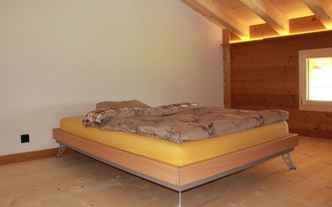 Alphaus Hasler: Meubilair, Gebouw, Comfort, Bed Frame, Hout, Bed, Verdieping, Flooring, Hardwood, Beits