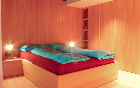 Armina: Muur, Hout, Interieur Ontwerp, Slaapkamer, Flooring, Verdieping, Meubilair, Oranje, Kamer, Bed