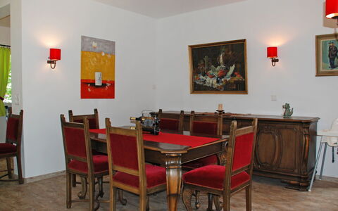 Castro 150: Kamer, Eetkamer, Eigendom, Meubilair, Gebouw, Keuken En Eettafel, Tafel, Interieur Ontwerp, Huis, Restaurant