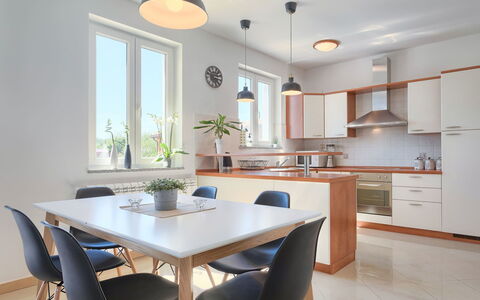 Eugen: Kamer, Meubilair, Eigendom, Interieur Ontwerp, Keuken, Gebouw, Eetkamer, Tafel, Countertop, Cabinetry