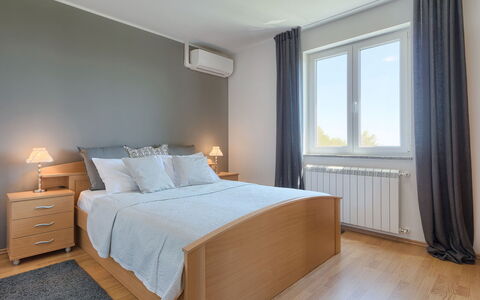 Eugen: Meubilair, Eigendom, Comfort, Hout, Gebouw, Azure, Schaduw, Venster, Cabinetry