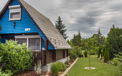 Blue: Fabriek, Wolk, Lucht, Gebouw, Eigendom, Venster, Boom, Land Lot, Huis, Natuurlijk Landschap
