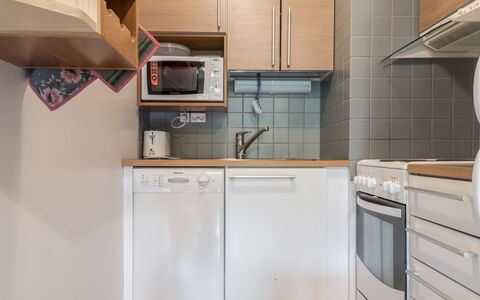 Ylläs Chalets A507: Meubilair, Stoel, Buitenmeubels, Tafel, Hout, Buitentafel, Keuken En Eettafel, Schaduw, Tuin, Paraplu