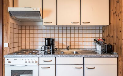 Reinskopf 100.4: Cabinetry, Countertop, Eigendom, Toestel Van De Keuken, Fornuis, Gasfornuis, Cooktop, Keuken, Gootsteen, Huishoudapparatuur