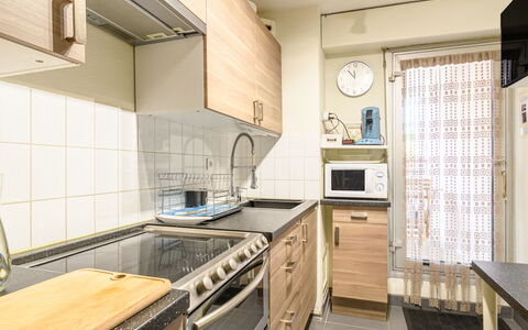 Artéthys: Gootsteen, Cabinetry, Wastafel, Eigendom, Countertop, Kraan, Fornuis, Keuken, Hout, Loodgieterswerkinrichting