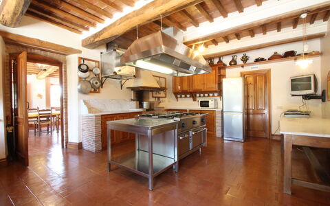 Villa Venanzo: Gebouw, Eigendom, Kamer, Verdieping, Meubilair, Interieur Ontwerp, Houten Vloer, Hardwood, Straal, Plafond