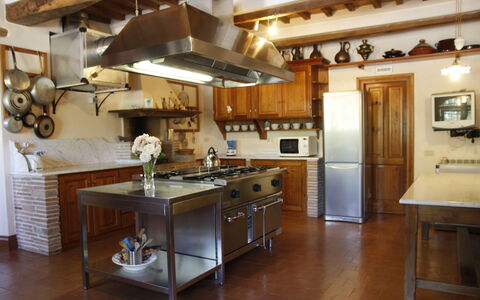 Villa Venanzo: Countertop, Kamer, Eigendom, Meubilair, Keuken, Gebouw, Cabinetry, Interieur Ontwerp, Verdieping, Huis