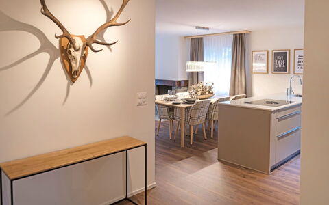 Monazit: Kamer, Verdieping, Antler, Interieur Ontwerp, Eigendom, Toeter, Verlichting, Meubilair, Muur, Flooring