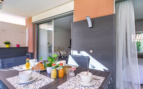 Le Marbeau: Tafel, Eigendom, Tableware, Meubilair, Gebouw, Interieur Ontwerp, Venster, Verlichting, Oranje, Hout