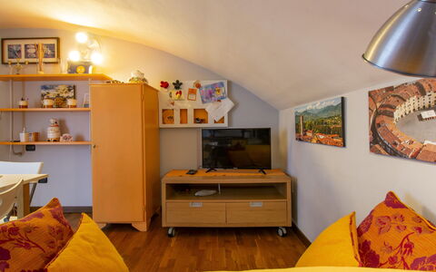 La Rondine (Luu280): Eigendom, Meubilair, Fotolijst, Cabinetry, Comfort, Oranje, Hout, Interieur Ontwerp, Huishoudapparatuur, Verlichting