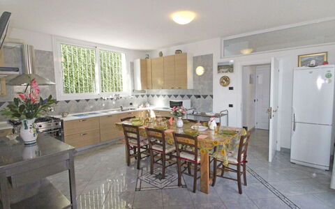 La Rosa: Eigendom, Kamer, Gebouw, Meubilair, Verdieping, Eetkamer, Huis, Interieur Ontwerp, Onroerend Goed, Tafel