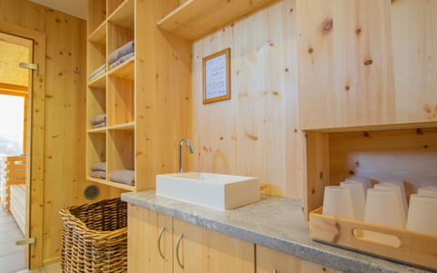 Fügen 450: Cabinetry, Eigendom, Hout, Gebouw, Keuken, Countertop, Interieur Ontwerp, Architectuur, Flooring, Stellingen