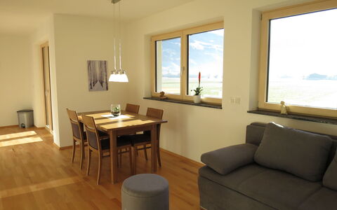 Zillertalblick: Tafel, Meubilair, Eigendom, Gebouw, Venster, Bankstel, Fotolijst, Hout, Verlichting, Interieur Ontwerp