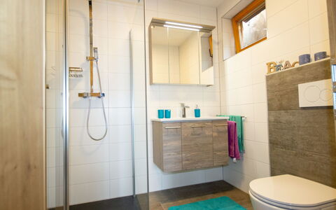 Ötz 150: Badkamer, Kamer, Eigendom, Loodgieterswerkinrichting, Gebouw, Architectuur, Interieur Ontwerp, Huis, Onroerend Goed, Tegel