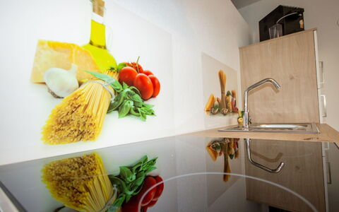 Ötz 150: Voedsel, Kraan, Cabinetry, Countertop, Loodgieterswerkinrichting, Dishware, Oranje, Interieur Ontwerp, Wastafel, Geel
