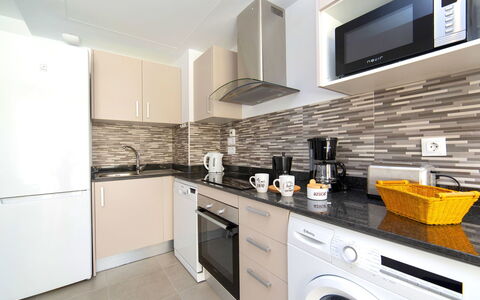 Calpe Beach i: Eigendom, Countertop, Kamer, Keuken, Cabinetry, Meubilair, Interieur Ontwerp, Gebouw, Geel, Huis