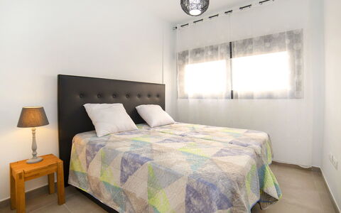 Calpe Beach i: Slaapkamer, Bed, Laken, Meubilair, Bedding, Eigendom, Kamer, Bed Frame, Dekbedovertrek, Muur