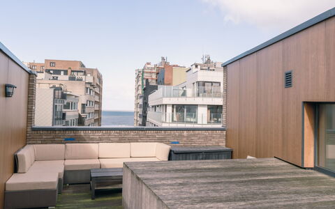 Rooftop Breeze with Parking: Tafel, Fabriek, Venster, Gebouw, Boom, Land Lot, Natuurlijk Landschap, Gras, Buitentafel, Stoel