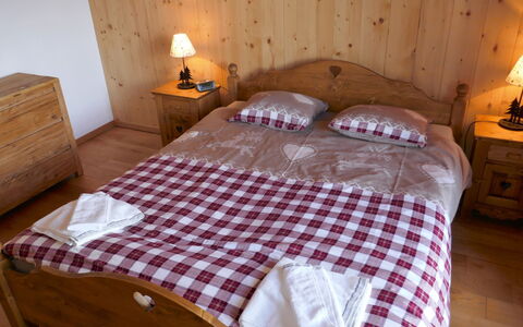 Nendaz 635: Slaapkamer, Bed, Meubilair, Kamer, Bed Frame, Laken, Eigendom, Bedding, Hout, Muur