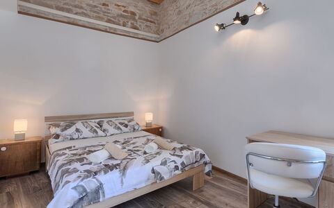 Evelina: Slaapkamer, Meubilair, Kamer, Eigendom, Bed, Muur, Bed Frame, Laken, Interieur Ontwerp, Bedding