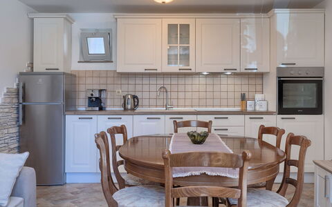 Evelina: Kamer, Meubilair, Eigendom, Interieur Ontwerp, Gebouw, Keuken, Eetkamer, Verdieping, Tafel, Huis