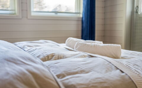 Sjøbuvågen: Slaapkamer, Linens, Textiel, Laken, Bedding, Interieur Ontwerp, Bed, Raambekleding, Kamer, Venster Behandeling