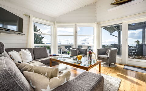 Sjøbuvågen: Hout, Huis, Huis, Plafond, Bankstel, Verblijf, Woonkamer, Deur, Hardwood