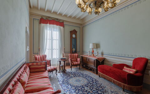 Appartamento Zefferini: Meubilair, Eigendom, Fotolijst, Gebouw, Bankstel, Comfort, Interieur Ontwerp, Textiel, Hout, Tafel