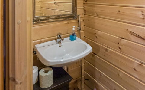 Ylläskaira a: Meubilair, Stoel, Buitenmeubels, Tafel, Hout, Buitentafel, Keuken En Eettafel, Schaduw, Tuin, Paraplu