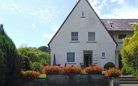 Haus am Berg der Osterräder: Fabriek, Lucht, Gebouw, Wolk, Bloem, Eigendom, Venster, Huis, Land Lot, Boom