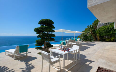 Emma on the Roc: Eigendom, Lucht, Onroerend Goed, Huis, Vakantie, Architectuur, Azure, Gebouw, Zee, Toevlucht