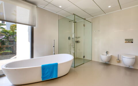 Emma on the Roc: Loodgieterswerkinrichting, Eigendom, Bad, Gebouw, Fabriek, Venster, Interieur Ontwerp, Badkamer, Deur