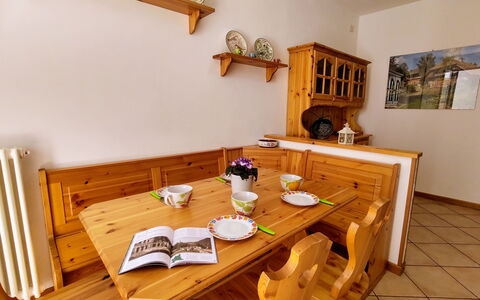 Relax: Tafel, Meubilair, Fotolijst, Eigendom, Gebouw, Hout, Stoel, Interieur Ontwerp, Flooring, Beits