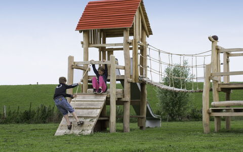 Ganuenta: Openbare Ruimte, Speelplaats, Speeltoestel, Menselijke Nederzetting, Dia Van De Speelplaats, Recreatie, Vrije Tijd, Pret, Gras, Boom