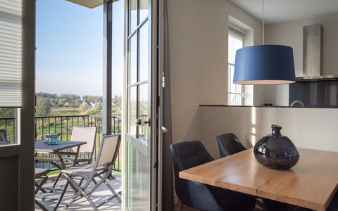 Ganuenta: Tafel, Meubilair, Gebouw, Stoel, Venster, Woonkamer, Hout, Deur, Schaduw