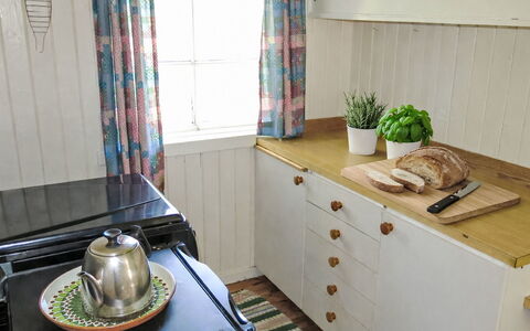 Førevanns Hytta: Hout, Interieur Ontwerp, Flooring, Meubilair, Cabinetry, Keuken, Toestel Van De Keuken, Kamer, Countertop