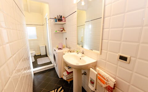 Sinidio: Badkamer, Eigendom, Kamer, Interieur Ontwerp, Onroerend Goed, Tegel, Gebouw, Huis, Loodgieterswerkinrichting, Architectuur