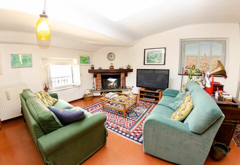 Sinidio: Woonkamer, Meubilair, Kamer, Eigendom, Interieur Ontwerp, Groen, Bankstel, Gebouw, Onroerend Goed, Tafel