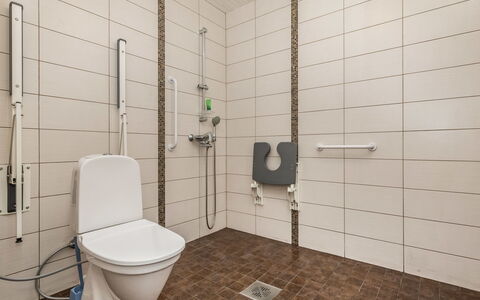 Pertunmaa 603: Wc Bril, Flooring, Toilet, Loodgieterswerkinrichting, Verdieping, Badkamer, Loodgieter, Interieur Ontwerp, Tegel, Kamer