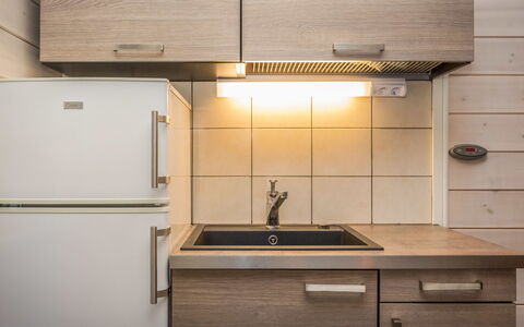 Pertunmaa 603: Toestel Van De Keuken, Keuken, Countertop, Cabinetry, Major Appliance, Meubilair, Hout, Interieur Ontwerp, Flooring, Huishoudapparatuur