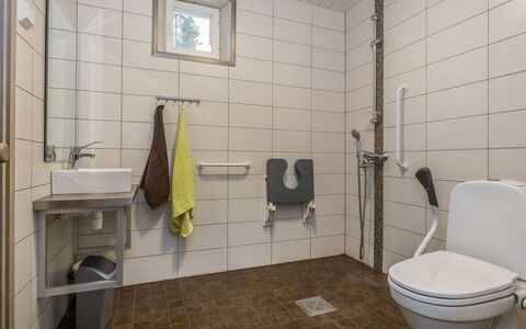 Pertunmaa 603: Wc Bril, Toilet, Loodgieterswerkinrichting, Badkamer, Flooring, Verdieping, Loodgieter, Wastafel, Interieur Ontwerp, Tegel