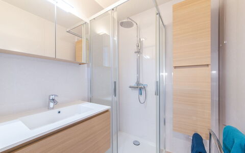 De Haan 230: Badkamer, Kamer, Eigendom, Gebouw, Architectuur, Interieur Ontwerp, Huis, Onroerend Goed, Suite, Kraan